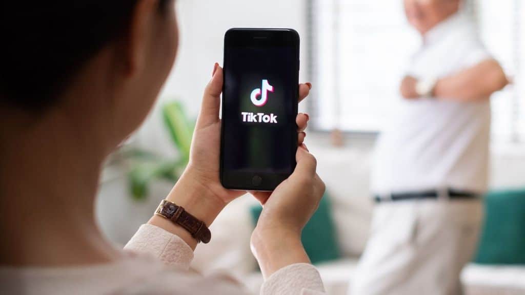 ragazzina fa video su tik tok