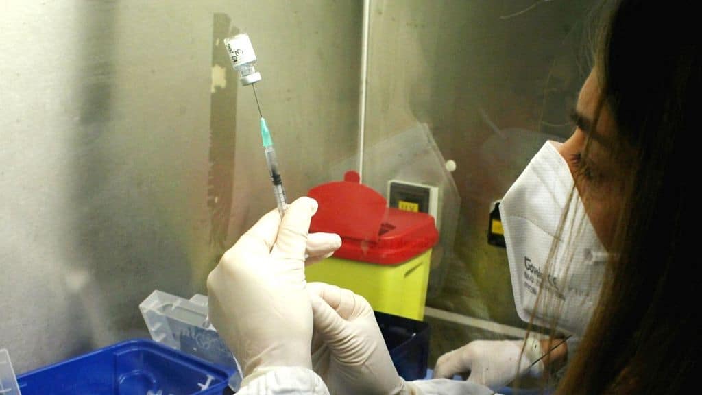 VACCINAZIONI ANTI COVID-19 CONTRO IL CORONAVIRUS PERSONALE MEDICO SANITARIO DOSE