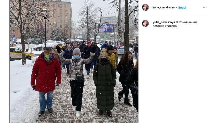 Yulia Navalnaya durante la marcia verso il carcere Tishina