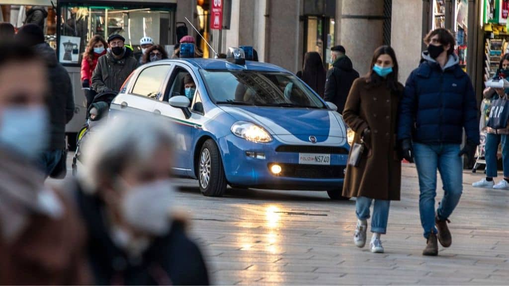 Folla a milano e controlli della polizia