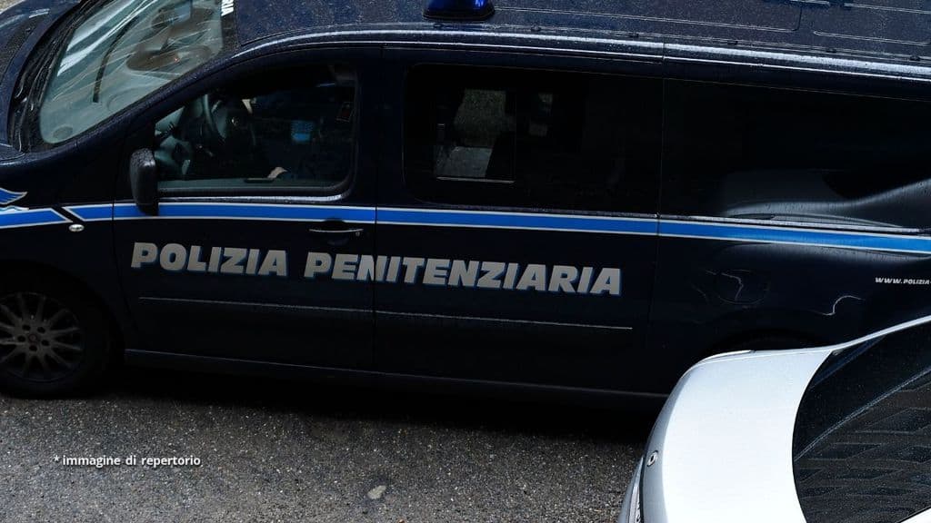 Agente della polizia penitenziaria di Turi trovato morto suicida in auto
