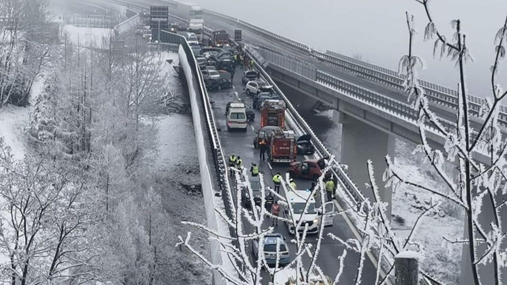 maxi tamponamento a bardonecchia a causa della strada ghiacciata