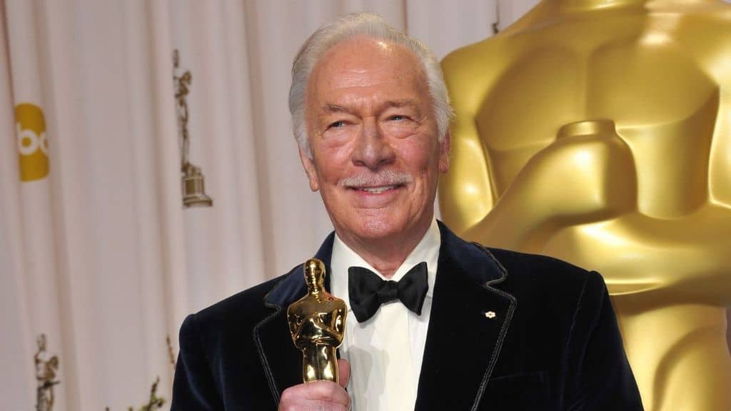 Christopher Plummer attore, con la statuetta dell'Oscar in mano