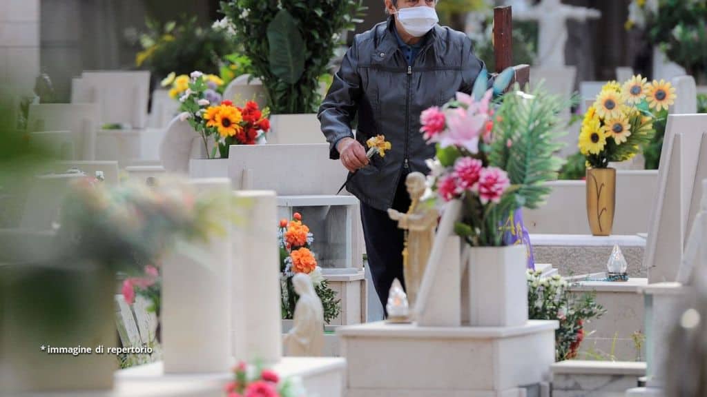 Scandalo al cimitero di Tropea, bare aperte e cadaveri distrutti