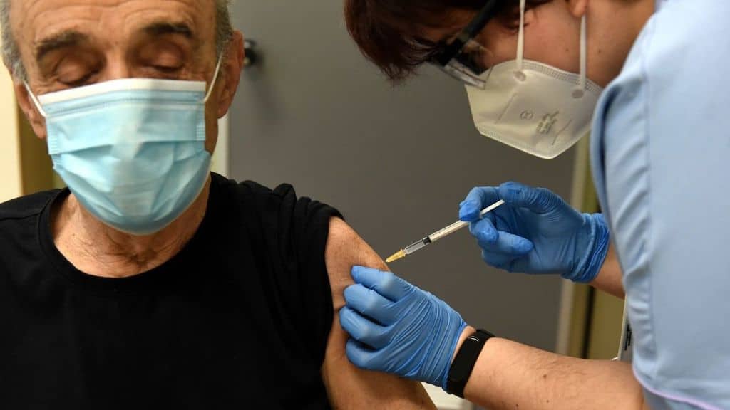 L'Asl di Napoli ha sospeso il vaccino per gli over 80 perchè mancano le dosi