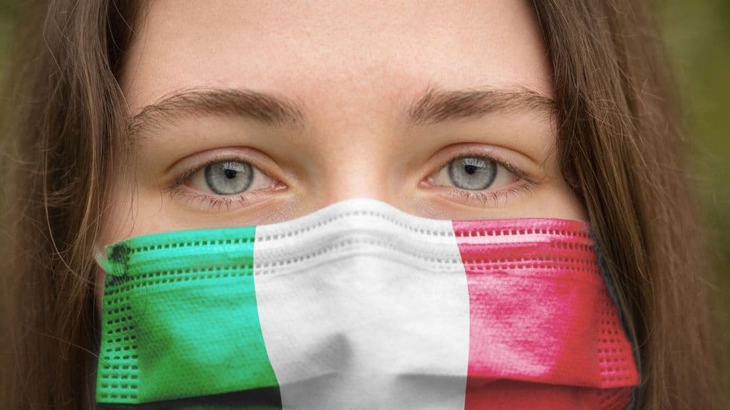 ragazza con la mascherina con il tricolore