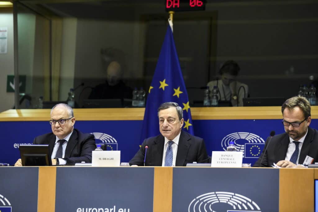 Intervento di Mario Draghi al Parlamento europeo. A sinistra Roberto Gualtieri