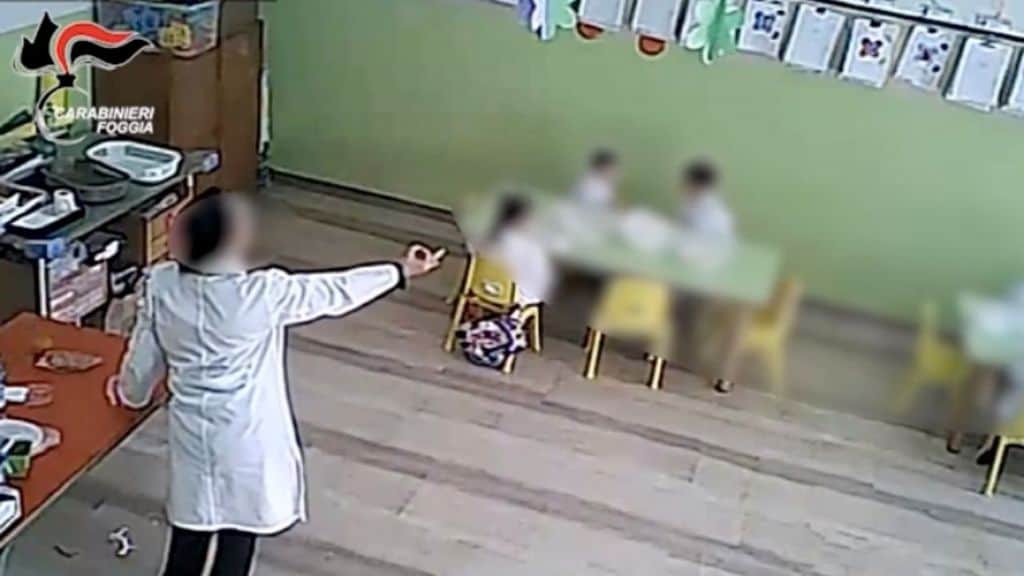 maestra maltratta alunni in una scuola materna di Foggia