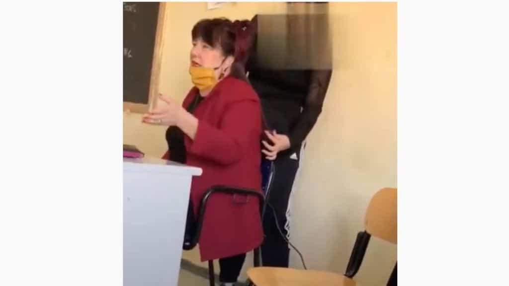 Prof si fa piastrare i capelli in classe da un’alunna durante la lezione: il video diventa virale