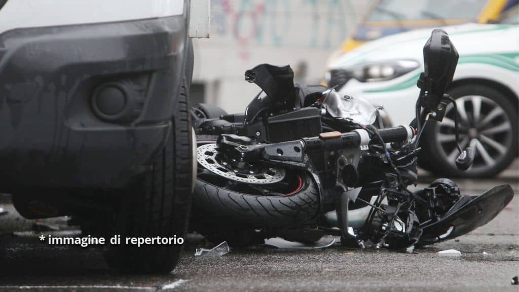 incidente camion moto immagine di repertorio