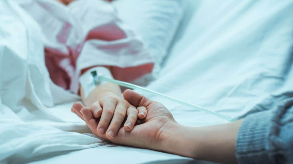 mano bambino letto ospedale