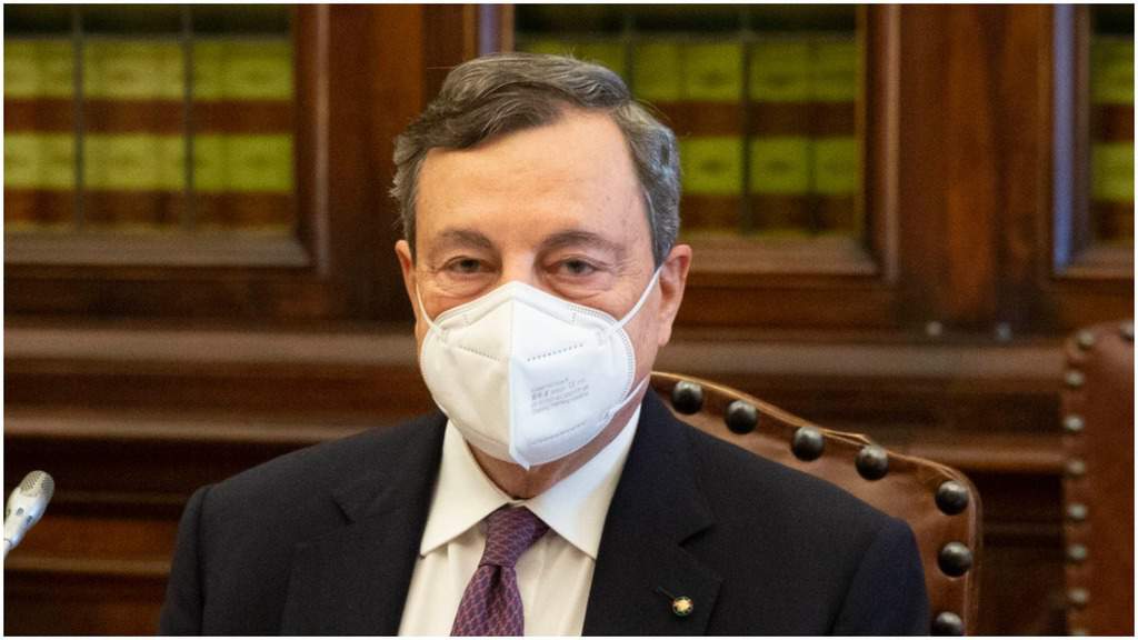 Mario Draghi con la mascherina, primo piano