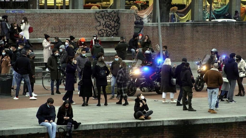 Milano: assembramenti sulla Darsena