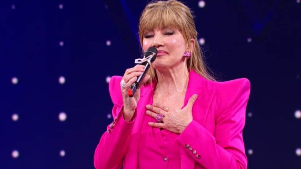 Milly Carlucci sul palco del Cantante Mascherato