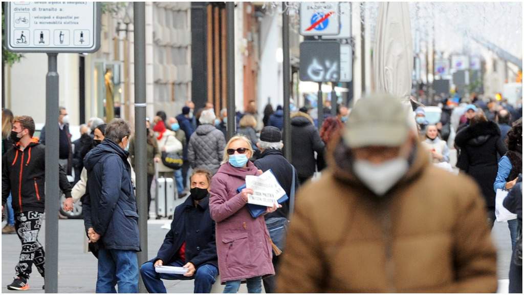 Persone in strada con le mascherine