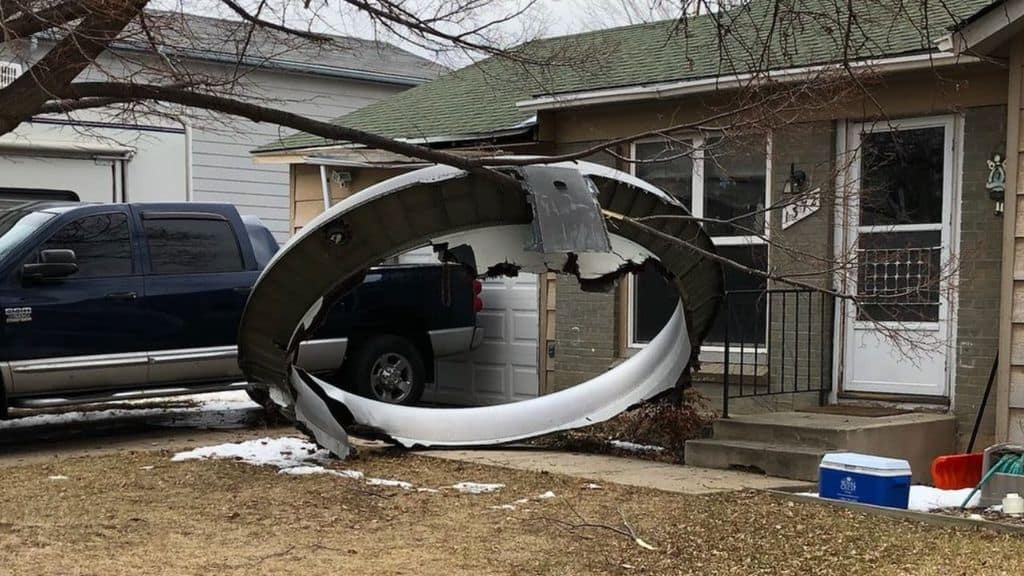 pezzi di aereo precipitano sui sobborghi di denver
