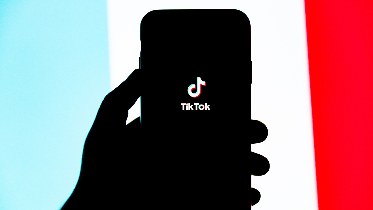 smartphone con app tiktok