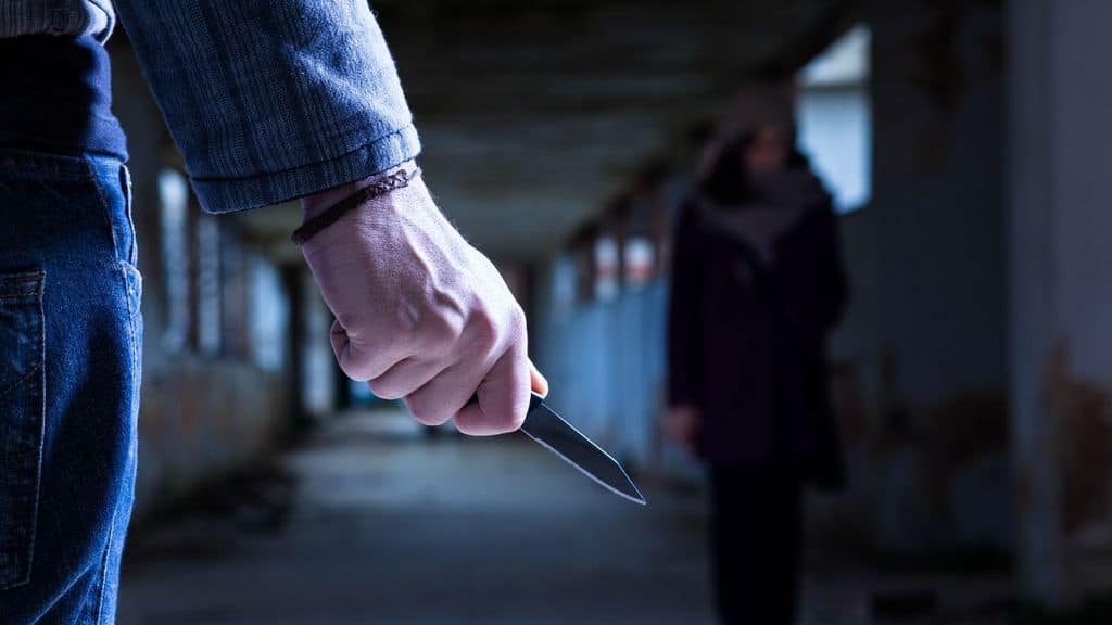 uomo mano coltello donna