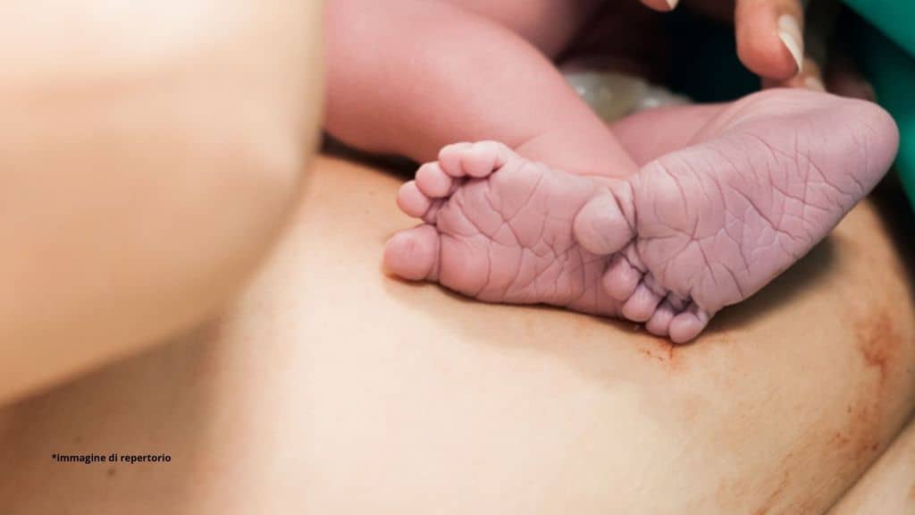 15enne partorisce da sola e di nascosto, taglia il cordone ombelicale con le forbici e poi butta il neonato nella spazzatura