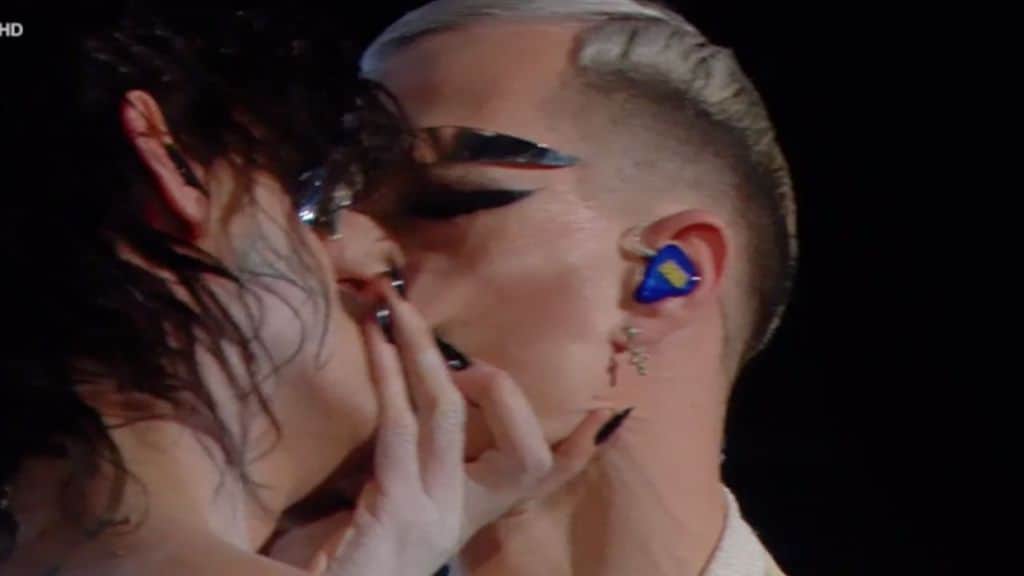 Achille Lauro bacia Boss Doms sull'Ariston: il bacio in abiti da sposa durante il quarto quadro del Festival