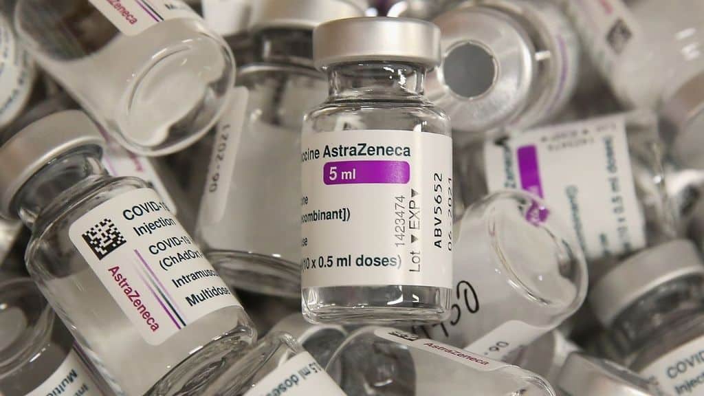 Germania, nuovo stop per il vaccino AstraZeneca: la decisione "precauzionale" nei confronti delle donne al di sotto dei 55 anni