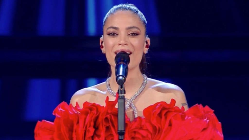 Elodie regina della seconda serata: nel suo vestito rosso restituisce l’umanità al Festival di Sanremo
