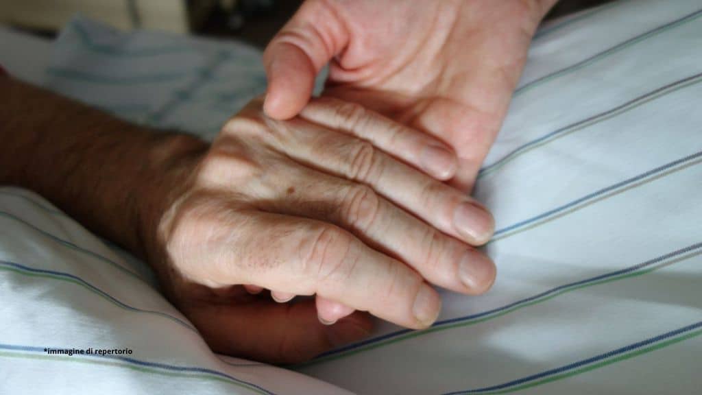 La Spagna legalizza l'eutanasia: passa la legge con 202 voti, come funzionerà la richiesta