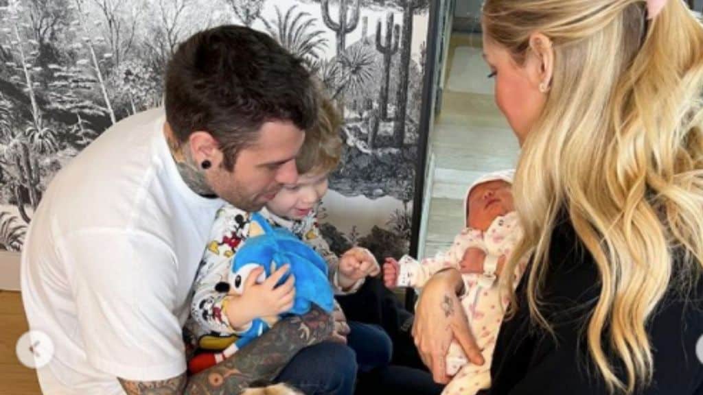 Fedez e Chiara Ferragni a casa con Vittoria