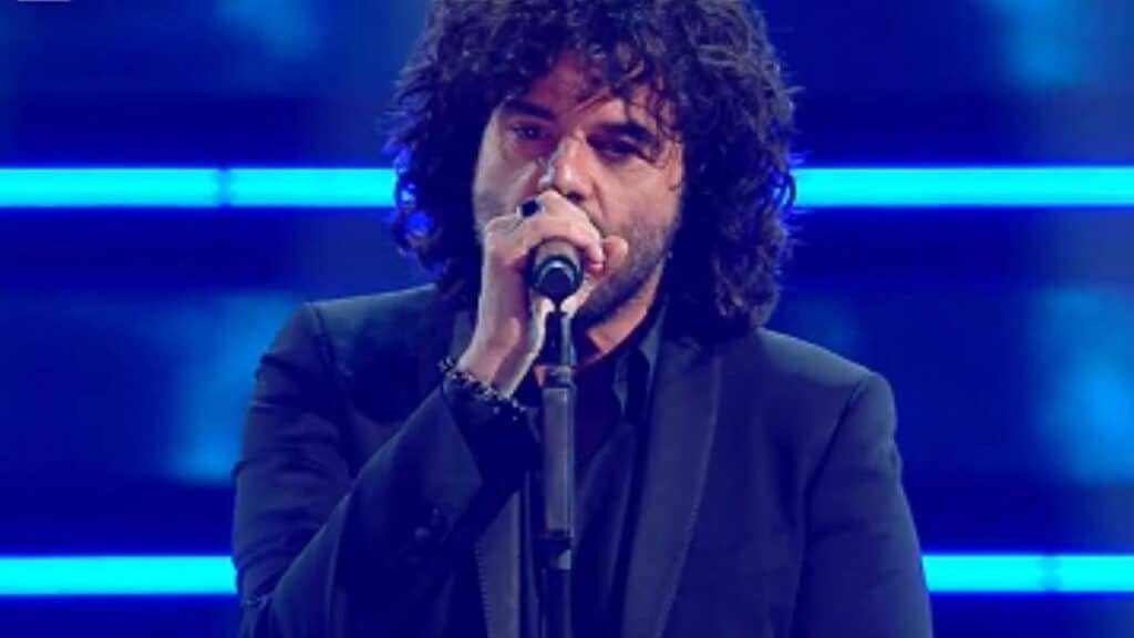 Francesco Renga, nuovi problemi tecnici al Festival: Amadeus ferma lo show, Renga si esibisce due volte di seguito Francesco Renga, nuovi problemi tecnici al Festival: Amadeus ferma lo show, Renga si esibisce due volte di seguito