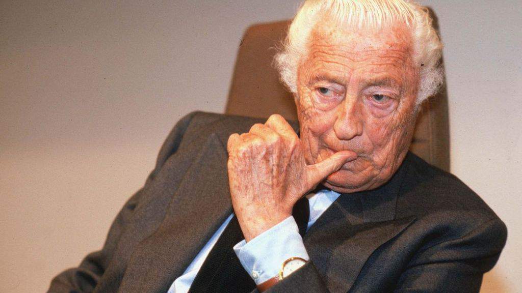 Gianni Agnelli, uno stile che è diventato icona: orologio sopra la camicia e scarpe sportive sotto gli abiti