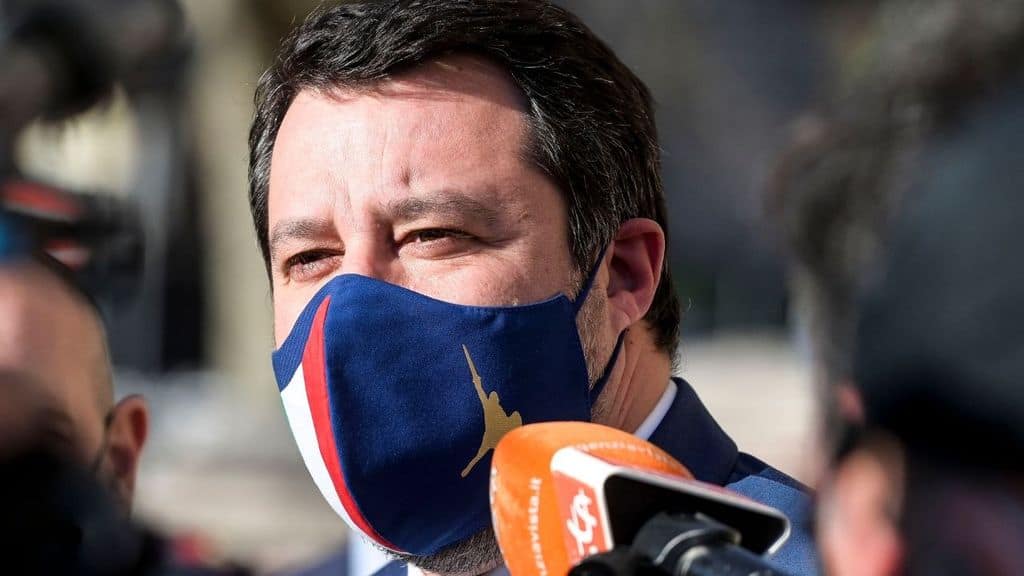 matteo salvini parla con i giornalisti