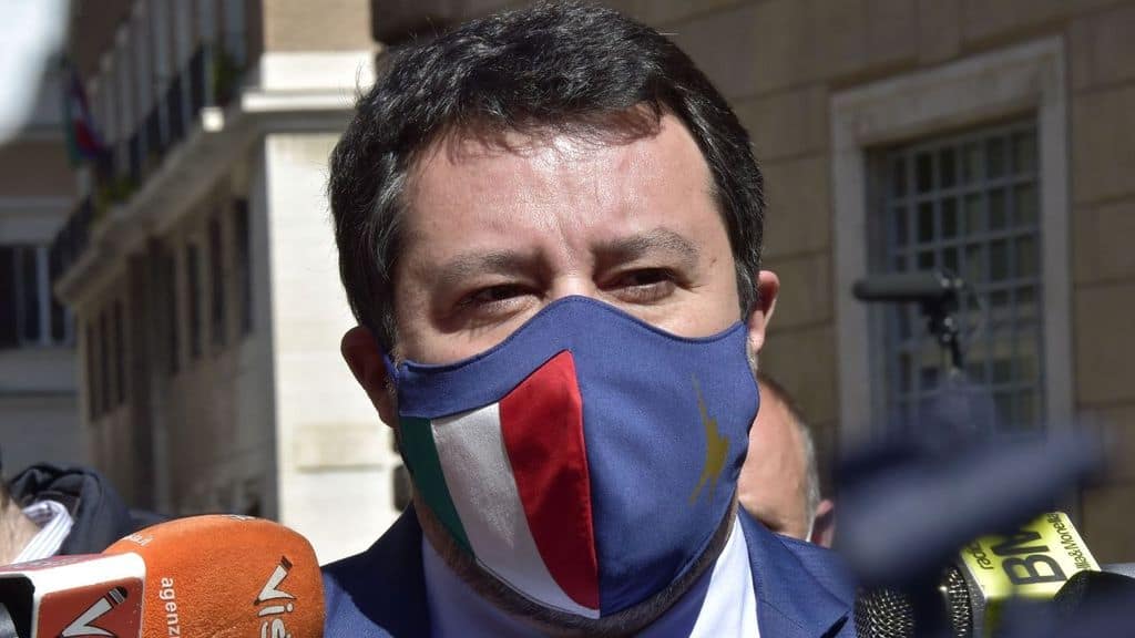 matteo salvini parla con i giornalisti