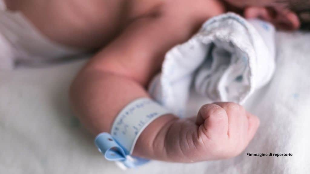 Lucca, neonata di 40 giorni intubata in ospedale: è risultata positiva a sostanze stupefacenti. Indagata la madre