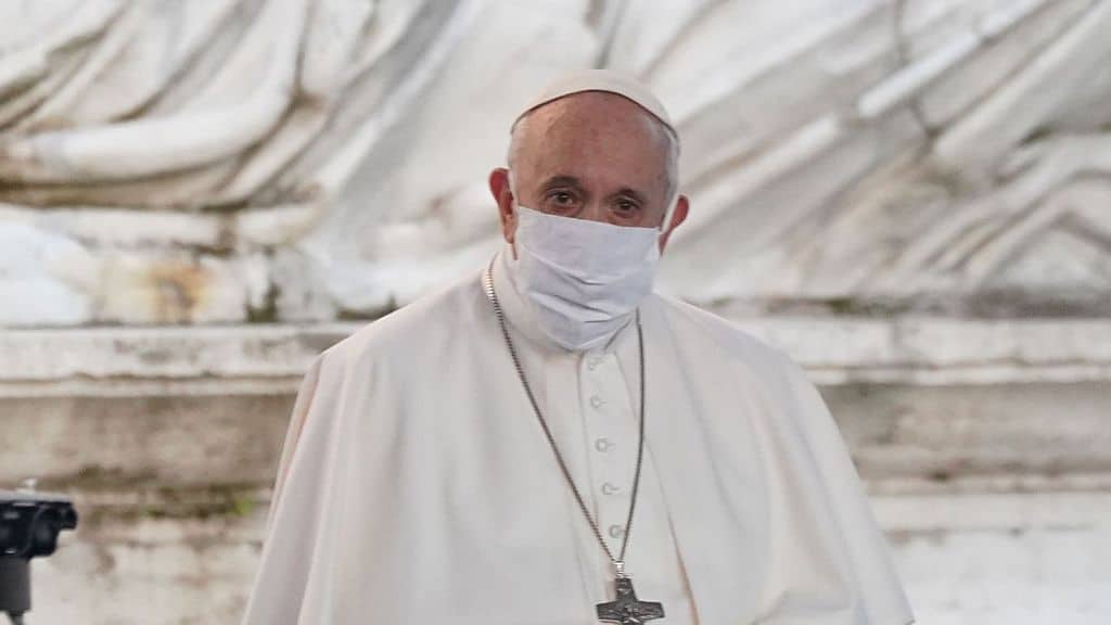 Papa Francesco "tagli gli stipendi" ai cardinali: la decisione di Papa Francesco per fronteggiare la crisi economica