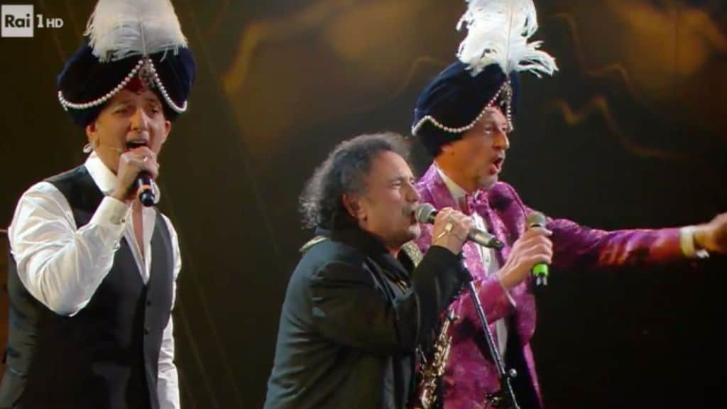 Fiorello e Amadeus omaggianoRenato Carosone con Enzo Avitabile sul palco dell'Ariston