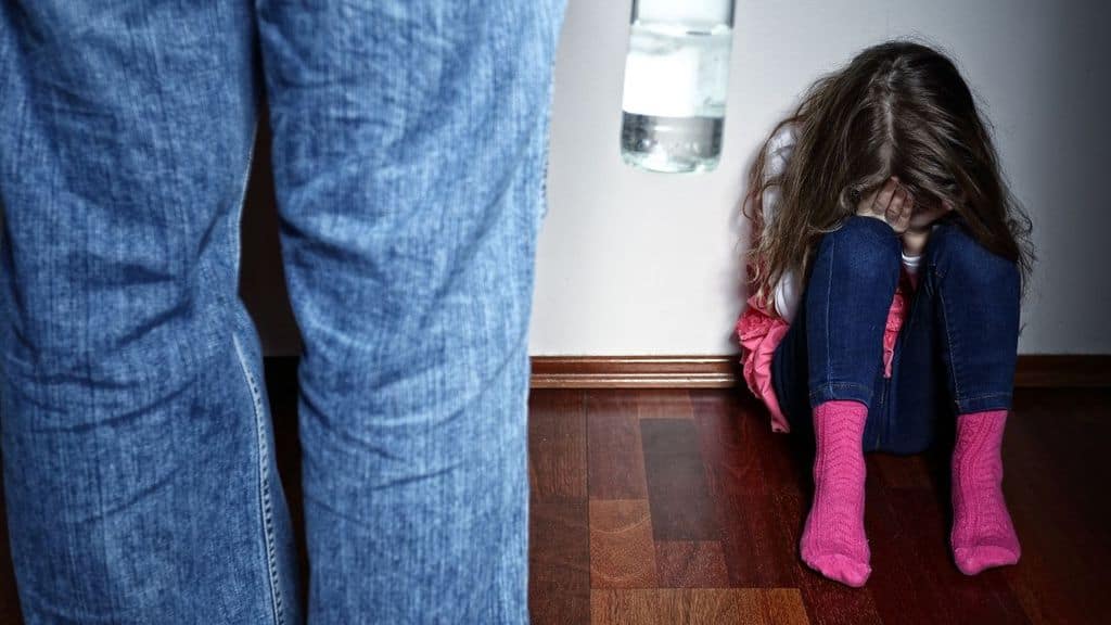 scavalca balcone violenta figlia vicini di casa