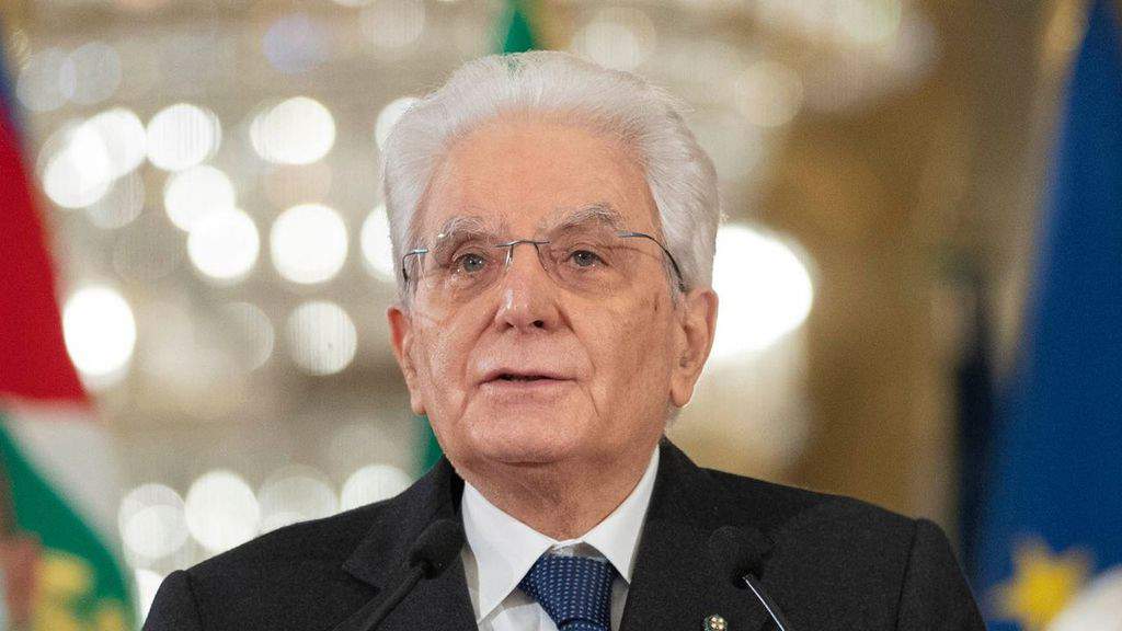 Sergio Mattarella minacciato di morte e insultato: scattano le perquisizioni in tutta Italia per le minacce al Capo dello Stato