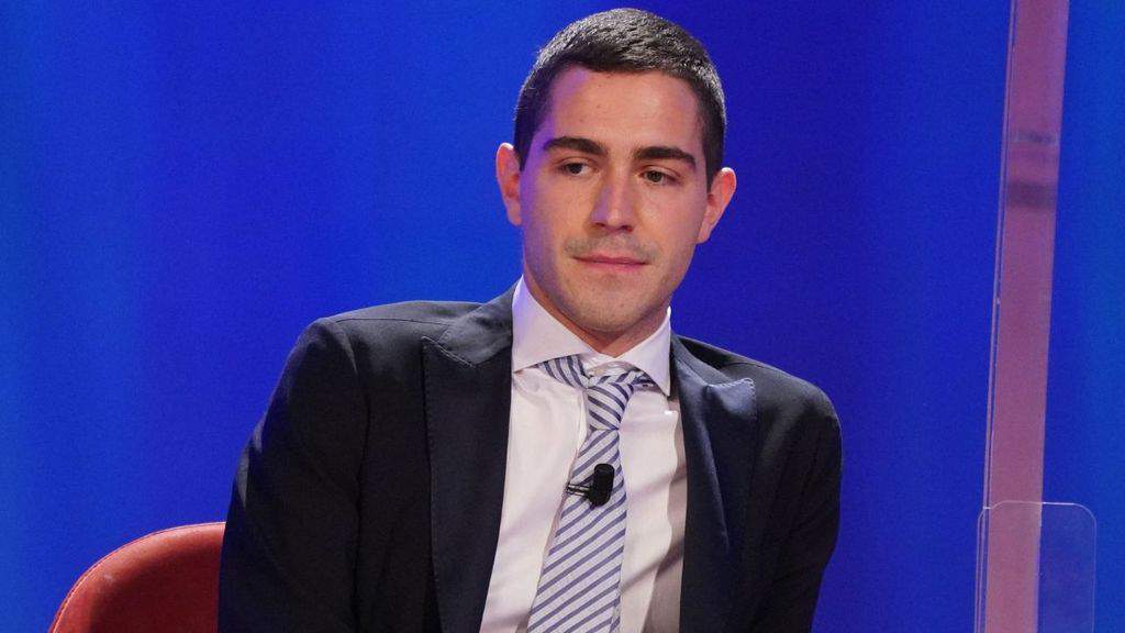 Tommaso Zorzi al Maurizio Costanzo Show nel segno di Mike Bongiorno: il significato della cravatta indossata da Zorzi