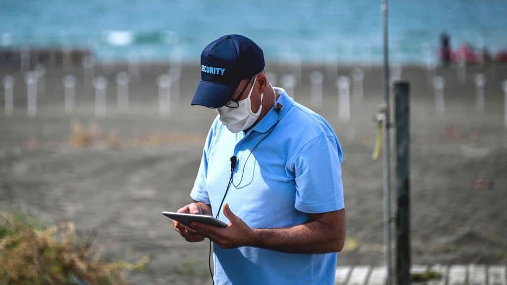 uomo in spiaggia passaporto vaccinale estate