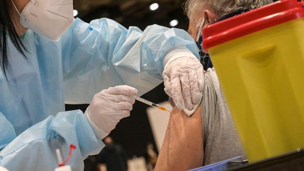 anziano a cui viene somministrato il vaccino