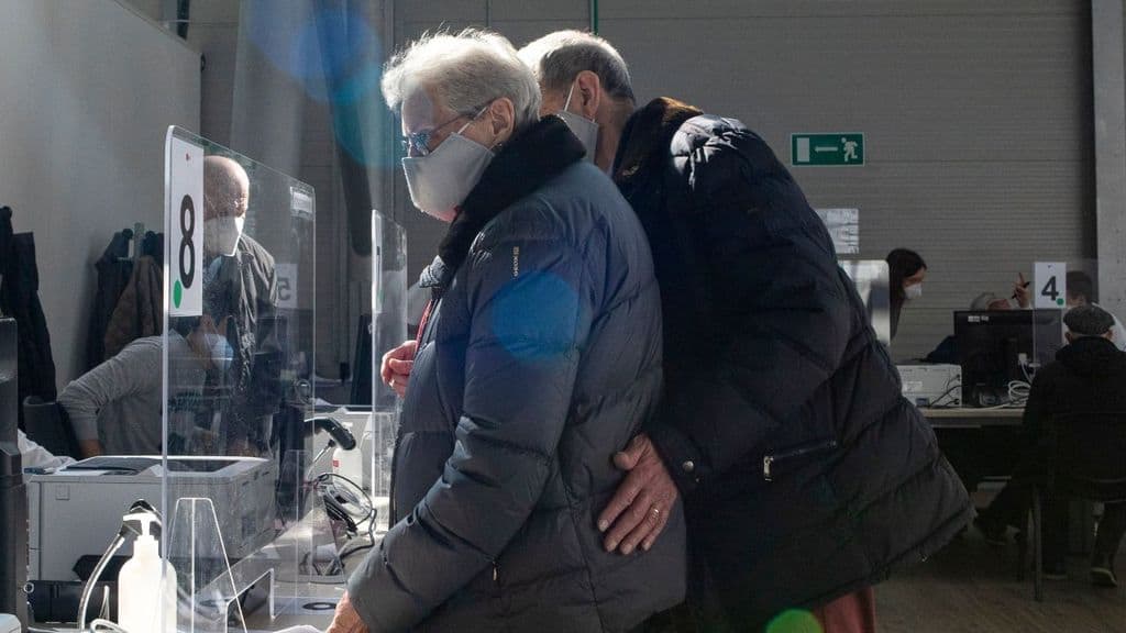 codogno, anziani convocati per il vaccino ma l'hub è chiuso