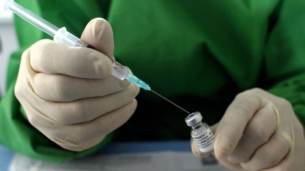 Vaccino anti-Covid in farmacia, approvato il protocollo: chi potrà usufruirne e quali criteri devono essere rispettati