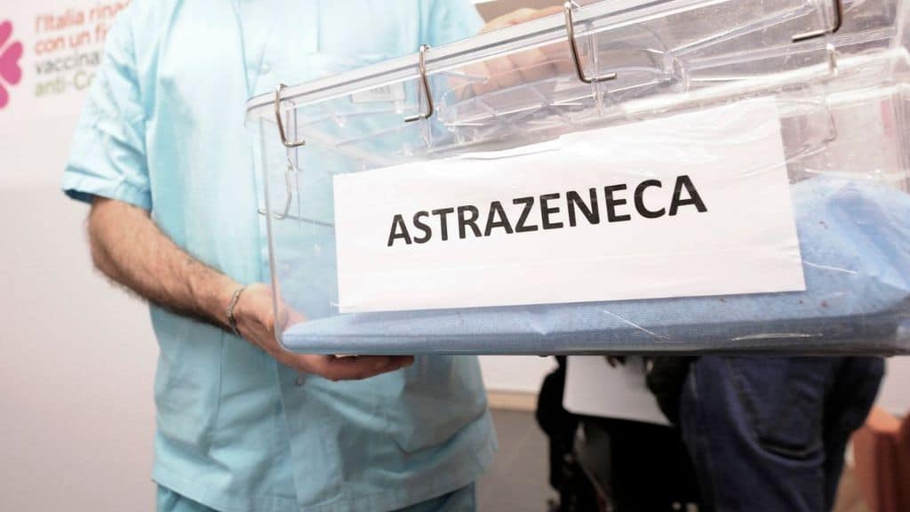 AstraZeneca, l'Ema dopo una nuova valutazione sul vaccino dopo gli ultimi casi di trombosi cerebrale: "