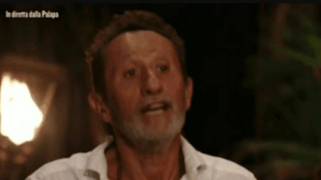 Beppe Braida lascia l'Isola dei Famosi: "Gravi motivi familiari", il comunicato della produzione e il rientro in Italia