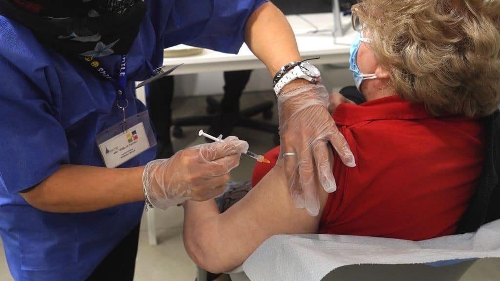 una donna viene sottoposta a vaccino