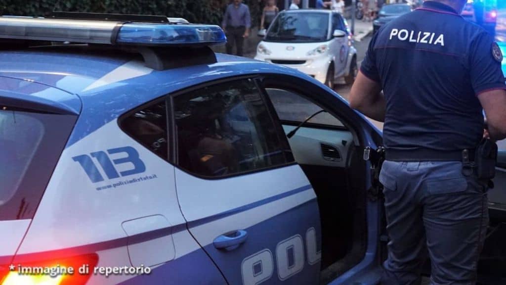 auto della polizia con agente