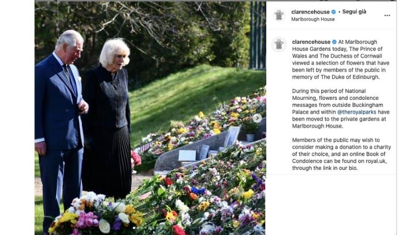 Carlo e Camilla insieme mentre guardano i fiori e gli omaggi a Filippo