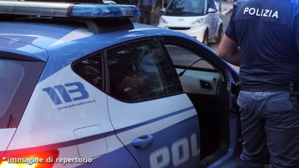 auto della polizia con un agente