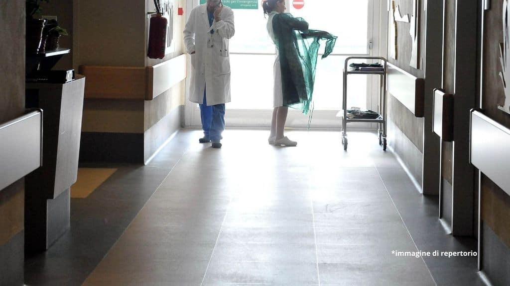Enna, abusa sessualmente e poi minaccia una giovane paziente ricoverata in ospedale: arrestato un portantino