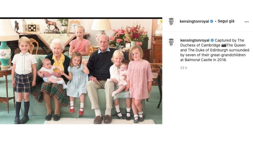 Il Principe Filippo e la Regina circondati dai bambini